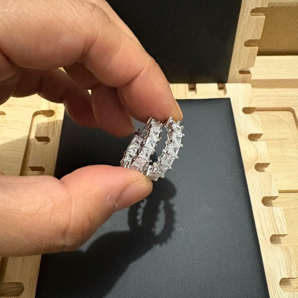 Medium size hoop earrings - Picture 3 of 4